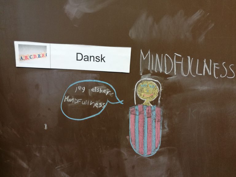 En tavle hvor et barn har skrevet - jeg elsker mindfulness