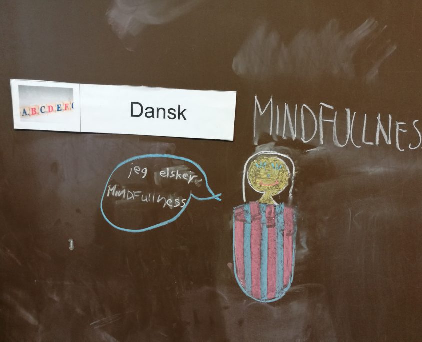 En tavle hvor et barn har skrevet - jeg elsker mindfulness